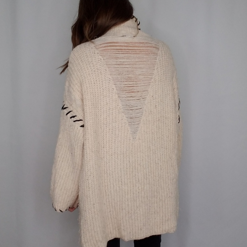 Distressed turtleneck sweater - Picture 6 of 7